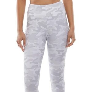 Danskin Women's 7/8 leggings Light Gray Camo L New with Tags